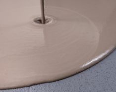 Aplicação de argamassa autonivelante sobre Eco Prim Grip Plus curado em piso antigo